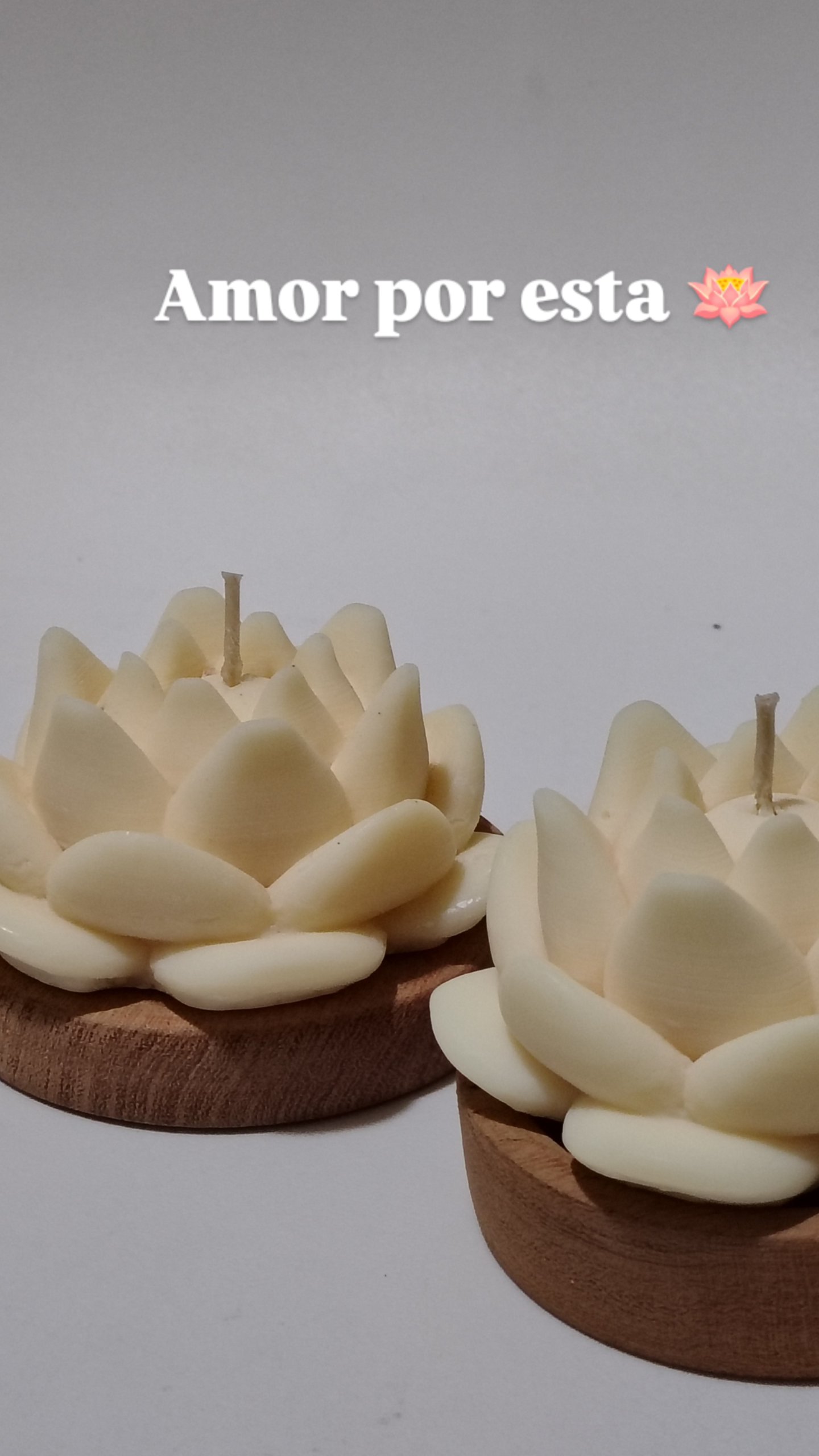 Vela flor de loto con base de madera