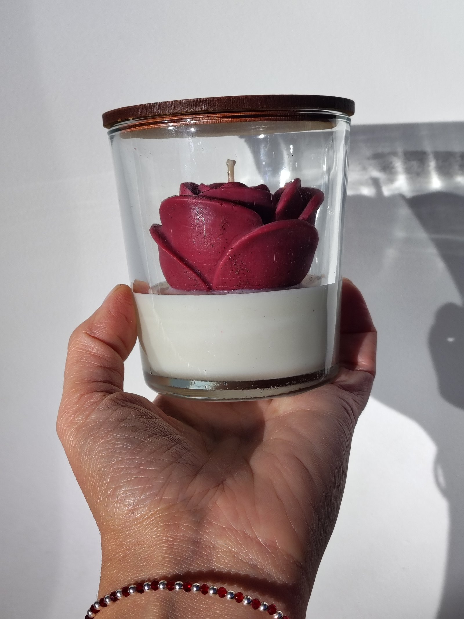 Vela rosa en frasco.